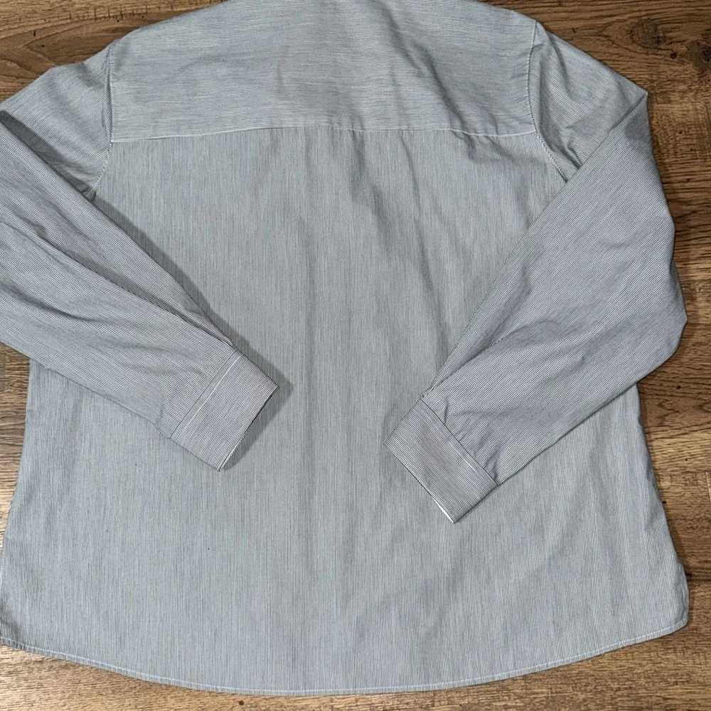 WRINKLE FREE Gray and white Button-Up Shirt